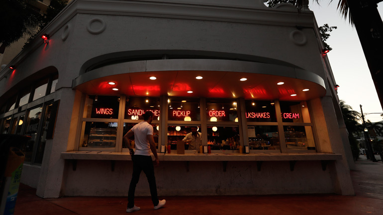 ΗΠΑ: Πελάτης άφησε 10.000 δολάρια πουρμπουάρ σε εστιατόριο που αναγκάστηκε να κλείσει λόγω κορωνοϊού